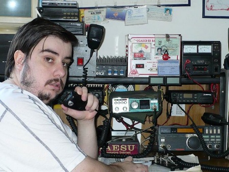 Martín Butera en su cuarto de radio. Martín Butera en su cuarto de radio.