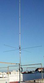 Antena vertical de base en una estación de Banda Ciudadana. Foto cortesía de 34COR001