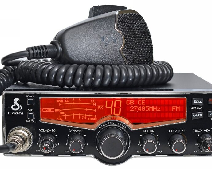 Un moderno transceptor de Banda Ciudadana CB27 (foto cortesía Maas Elektronik - Locura Digital)