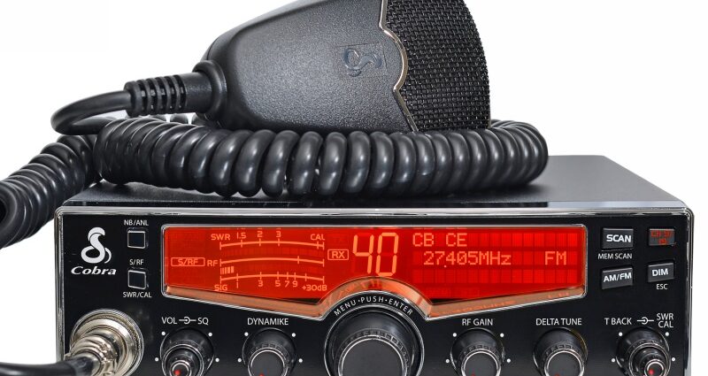 Un moderno transceptor de Banda Ciudadana CB27 (foto cortesía Maas Elektronik - Locura Digital)