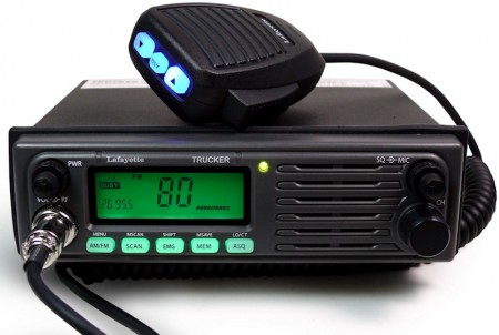 Transceptor móvil de CB27 con AM/FM (foto cortesía 9Neuner) Transceptor móvil de CB27 con AM/FM (foto cortesía 9Neuner)