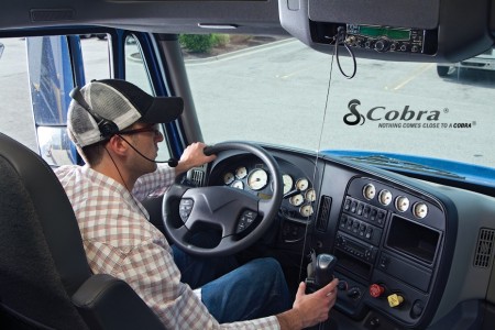 Cobra desarrolla dispositivos de manos libres para los equipos móviles de CB.