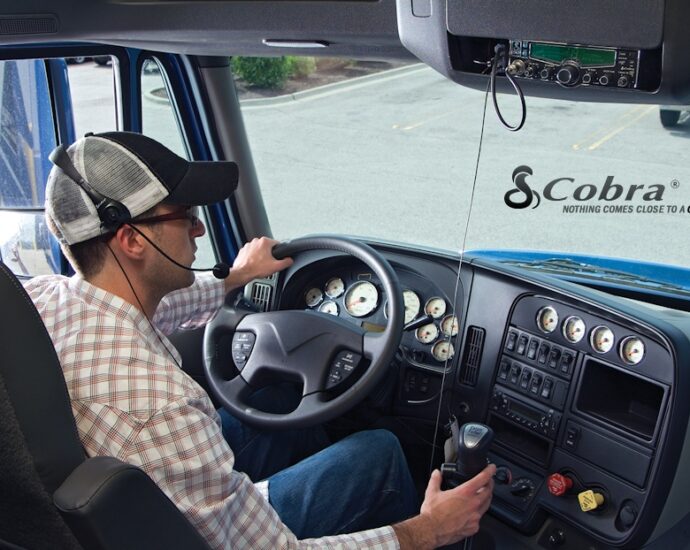 Cobra desarrollo dispositivos de manos libres para los equipos móviles de CB.