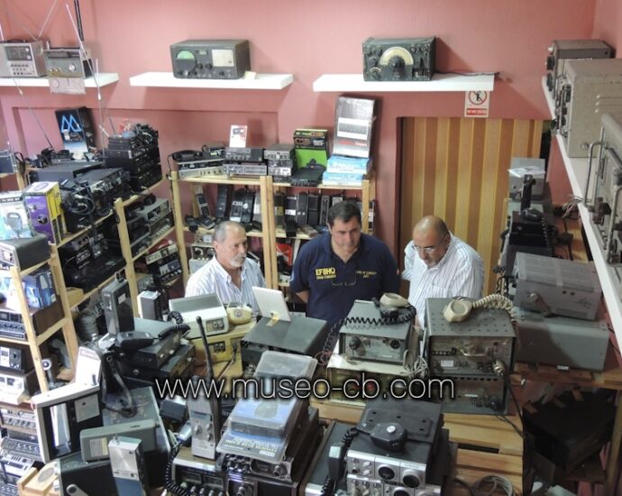 El presidente de URE visita el museo de la CB