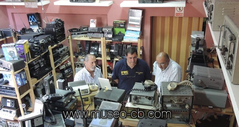 El presidente de URE visita el museo de la CB