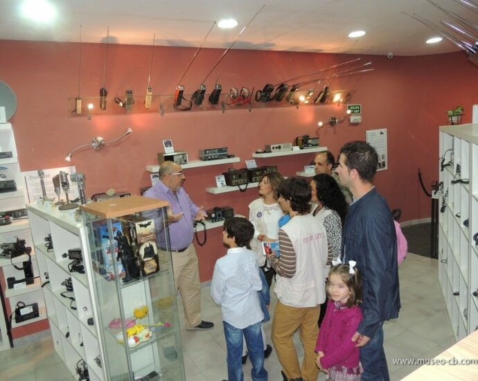 Visita de miembros de "Por una sonrisa" al Museo de la CB