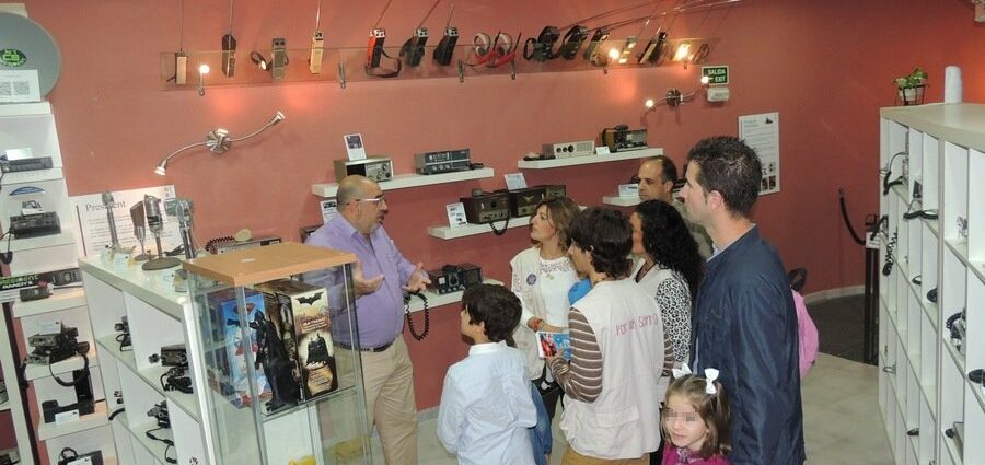 Visita de miembros de "Por una sonrisa" al Museo de la CB
