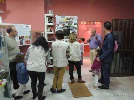 Visita de miembros de "Por una sonrisa" al Museo de la CB