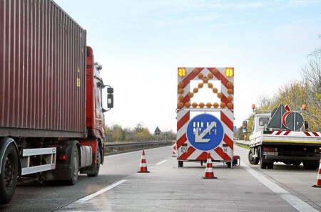 Señalización por obras en la calzada y avisos por CB27