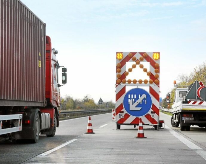 Señalización por obras en la calzada y avisos por CB27
