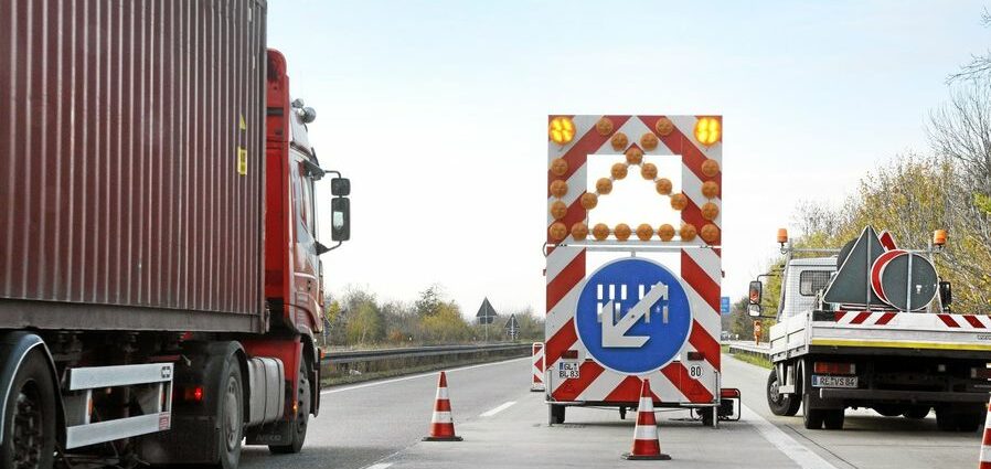 Señalización por obras en la calzada y avisos por CB27