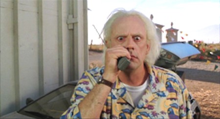 Doc Brown intenta aconsejar a distancia a su joven compañero de viaje en el tiempo Marty McFly (Regreso al Futuro II)