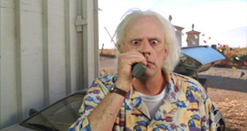 Doc Brown intenta aconsejar a distancia a su joven compañero de viaje en el tiempo Marty McFly (Regreso al Futuro II)