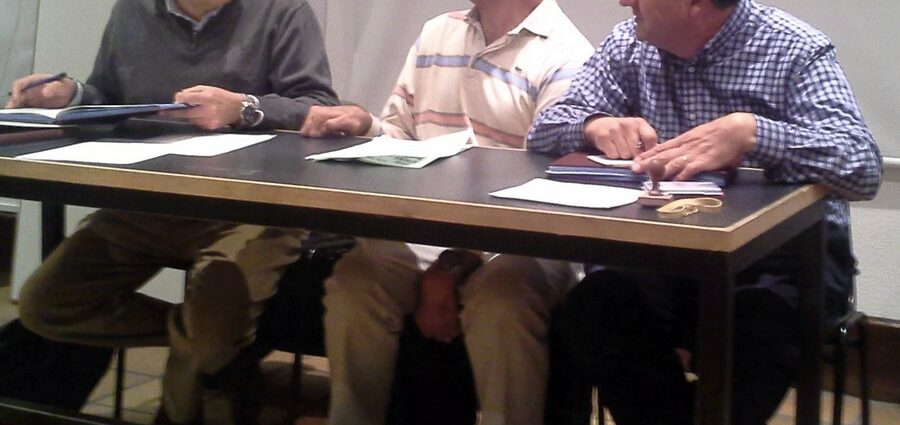 Miembros del Grupo Canal 21 Sierra de Madrid en asamblea