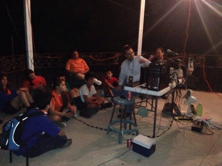 Los jóvenes son instruidos durante las 24 horas con los Oncemetristas de México (foto: Azteca Dxers)