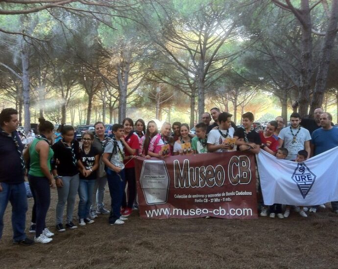 Jóvenes, radioaficionados y cebeístas, en una jornada de convivencia campestre.