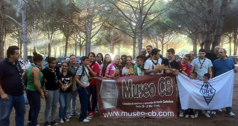 Jóvenes, radioaficionados y cebeístas, en una jornada de convivencia campestre.
