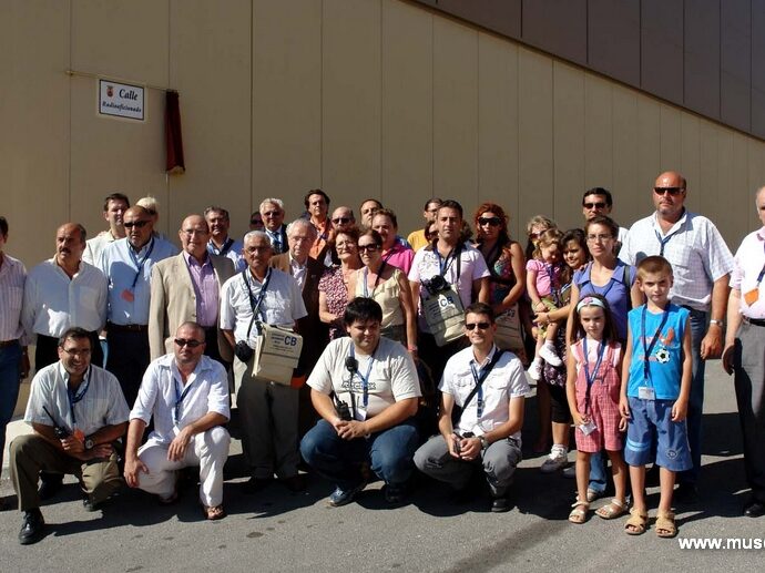 Asistentes al descubrimiento de la placa de la calle Radioaficionado de San Roque (Cádiz) en septiembre de 2008.