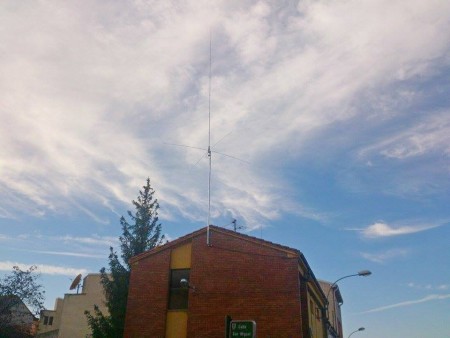 Antena de CB instalada por ALAR en el Centro Joven de Navatejera.