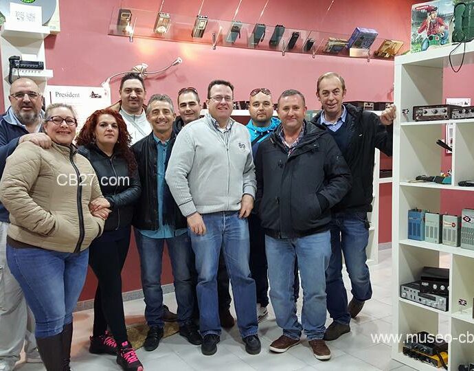 Algunos de los participantes en estas pruebas de radiogoniometría deportiva.