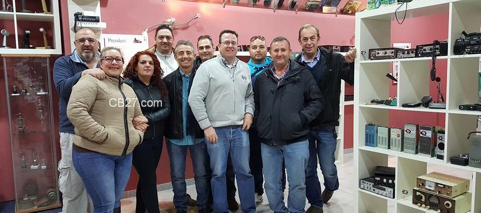 Algunos de los participantes en estas pruebas de radiogoniometría deportiva.