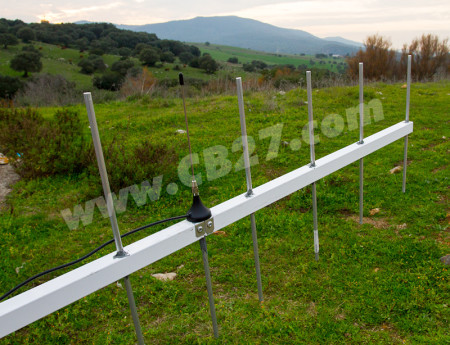 Direccional en la que el elemento alimentado es la antena suministrada con el equipo.