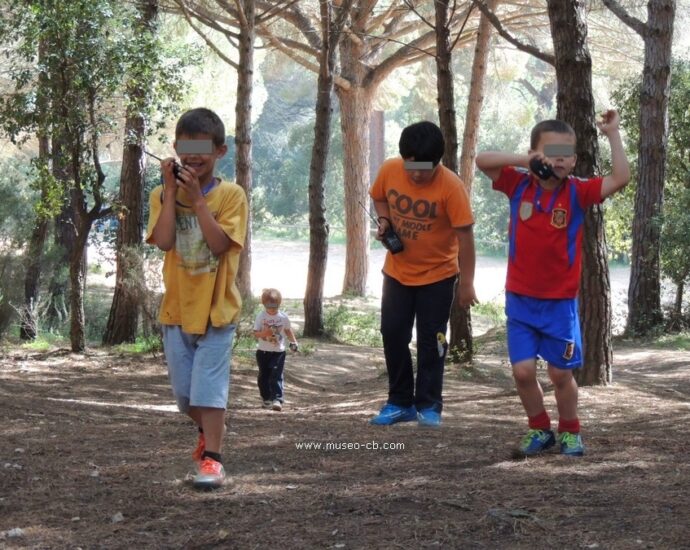 Los más jóvenes descubren la radio jugando.