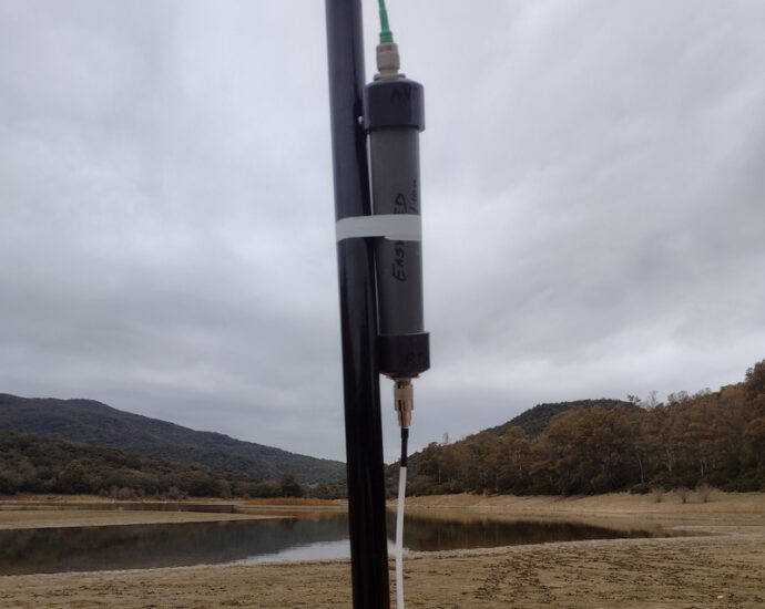 EasyFed sobre caña de pescar telescópica.