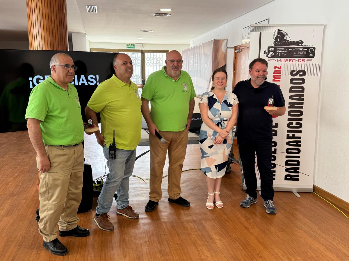 Los hermanos Yagüe posan junto a la concejal Rocío Fernández y Stephen Culleton.