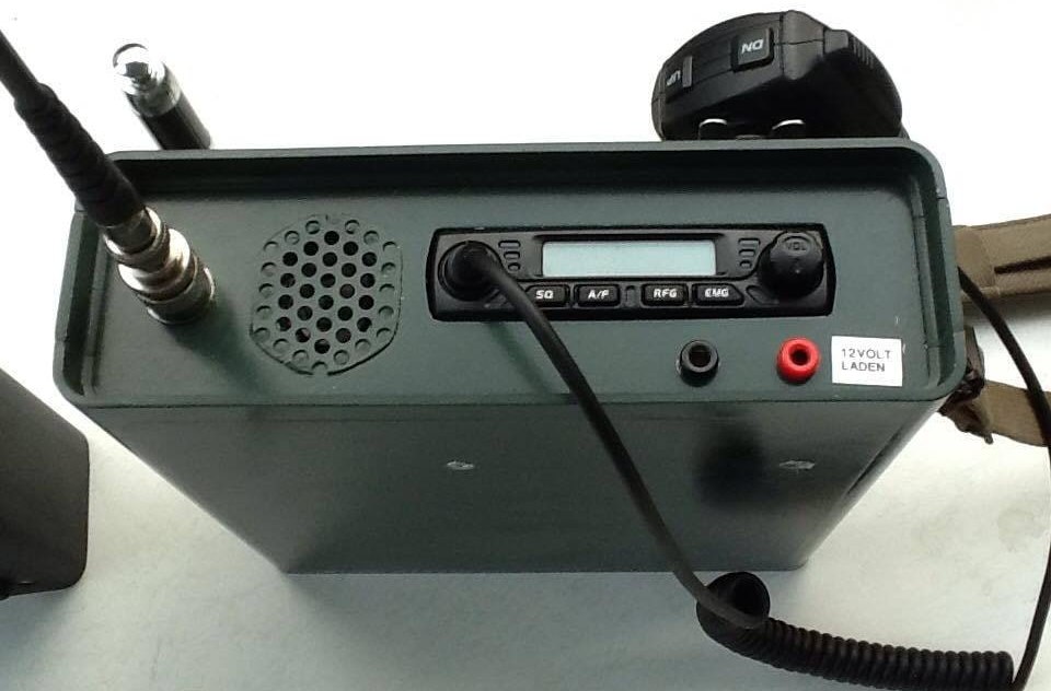 Estación portátil de CB con sistema de alimentación autónomo.